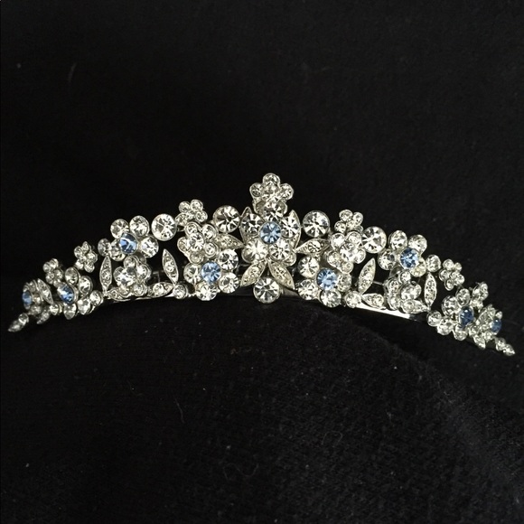 Beautiful rhinestone tiara w/blue crystal accents.